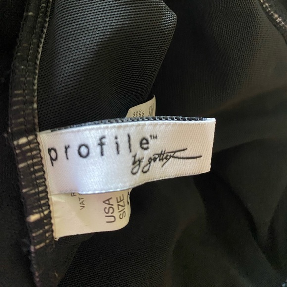 Profile By Gottex Skirted Halter One
Piece Paisley Swimsuit Size 8 - Picture 12 of 13